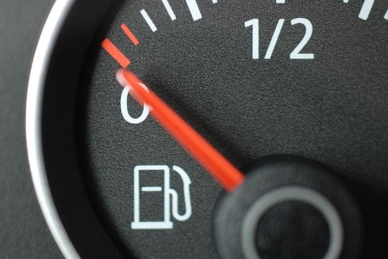 Co zrobić, gdy w trasie na autostradzie skończy się paliwo?